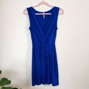 Carrie Allen v neck faux wrap dress waist tie, sleeveless above knee, womens med